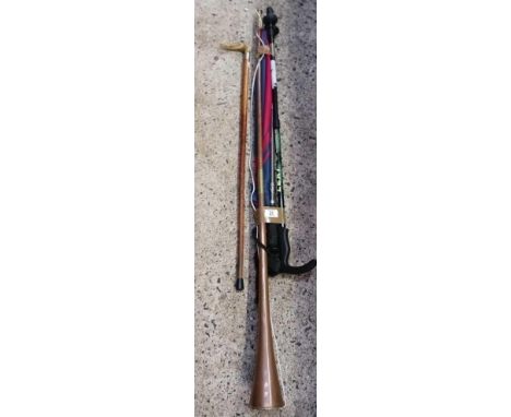 BUNDLE CONTAINING A HORN HANDLED WALKING STICK, COPPER & BRASS POST HORN, UMBRELLA & WALKING STICKS