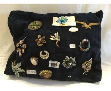 14 VINTAGE BROOCHES ON CUSHION