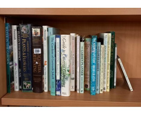 PART SHELF OF HARDBACK BOOKS ON GARDENING