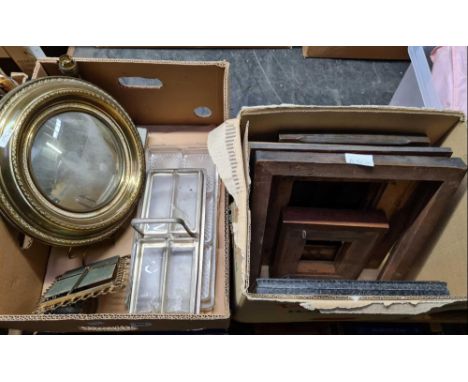 2 CARTONS OF VINTAGE WOOD PICTURE FRAMES, METAL WARE, ROUND BRASS CONCAVE MIRROR &amp; GLASS NIBBLES TRAY