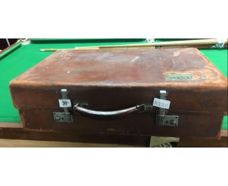 VINTAGE LEATHER REVELATION MEDIUM SIZED SUITCASE