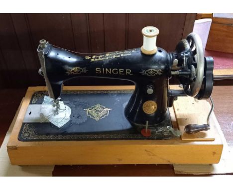 VINTAGE SINGER SEWING MACHINE WITH ORIGINAL CASE 