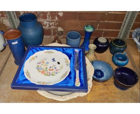 SHELF WITH MISC VASES, LARGE WASH STAND BASIN, AYNSLEY COTTAGE GARDEN CAKE PLATE IN BOX &amp; A BOURNE DENBY DANESBY WARE BOW