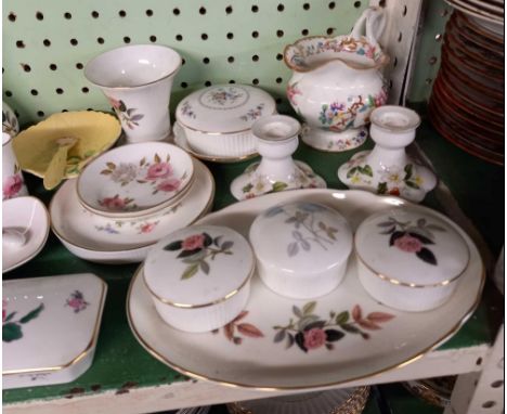 A SHELF OF VARIOUS CHINA INCL; WEDGWOOD, ROYAL WINTON, CARLTON, COALPORT ETC