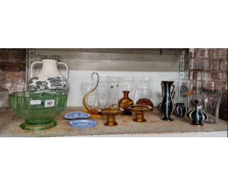 SHELF WITH PUB GLASSES, A COPELAND SPODE VASE, COLOURED GLASSWARE GREEN &amp; BROWN, DECORATIVE VASES &amp; 2 WEDGWOOD PIN TR