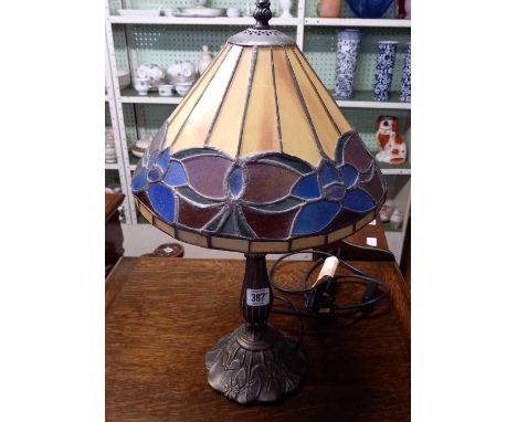 RETRO TABLE LAMP WITH TIFFANY STYLE SHADE