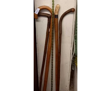 LONG TWISTED GLASS WALKING STICK &amp; 4 OTHER WOODEN WALKING STICKS, 1 WITH BONE HANDLE