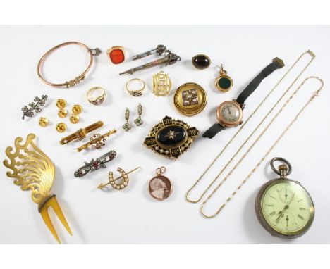 A QUANTITY OF JEWELLERY including a Victorian gold and black enamel mourning brooch, a gold hinged bangle, mounted with the d