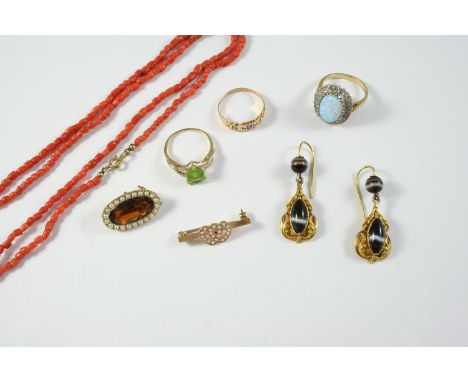 A QUANTITY OF JEWELLERY including a coral bead necklace, a pair of banded agate and gold drop earrings, a 9ct gold and pearl 