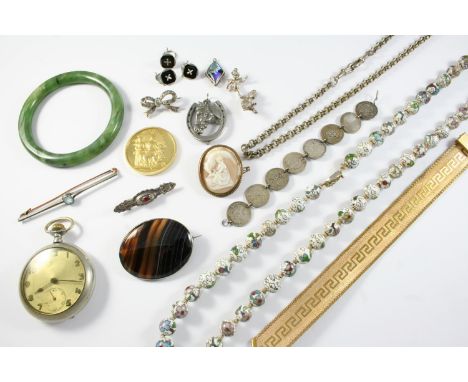 A QUANTITY OF JEWELLERY including a carved shell cameo depicting Hebe, the goddess of Youth, a jade bangle, and various other