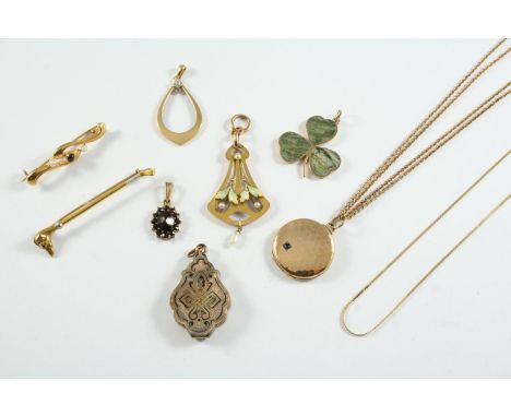 A QUANTITY OF JEWELLERY including a 9ct gold, enamel and pearl set openwork foliate pendant, a gold hunting brooch, a gold br