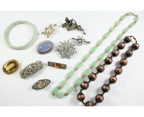 A QUANTITY OF JEWELLERY including a jade necklace and a jade bracelet, a brooch mounted with an oval-shaped citrine, a paste 