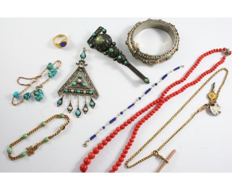 A QUANTITY OF ASSORTED JEWELLERY  including a lapis lazulu and gold bracelet, a turquoise and gold curb link bracelet, a cora