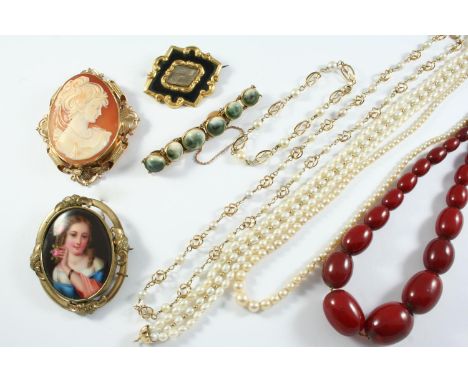 A QUANTITY OF JEWELLERY including a carved shell cameo brooch in ornate gold mount, a Victorian black enamel and gold mournin