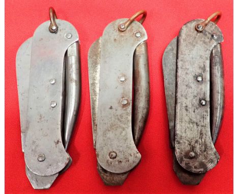 WW2 knives Australian 1st pattern Whittingslowe clasp knives (3). All folding blades etc, with WE broad arrow issue stamp. Li