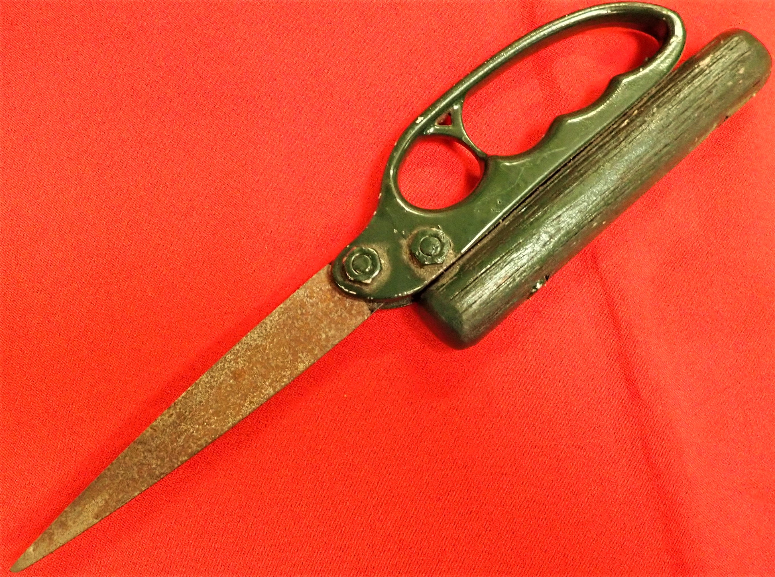 West Australian prison ‘shiv’ knuckle knife shank. Features an improvised hilt made from a wooden