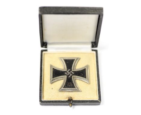 WW2 Third Reich 1939 Eisernes Kreuz 1. Klasse Iron Cross 1st class complete in case of issue. No makers mark.