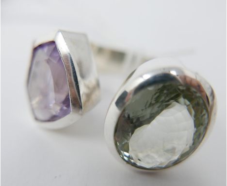 A sterling silver ring set with an oval-shaped green amethyst and a purple amethyst, ring size: R, 22g 