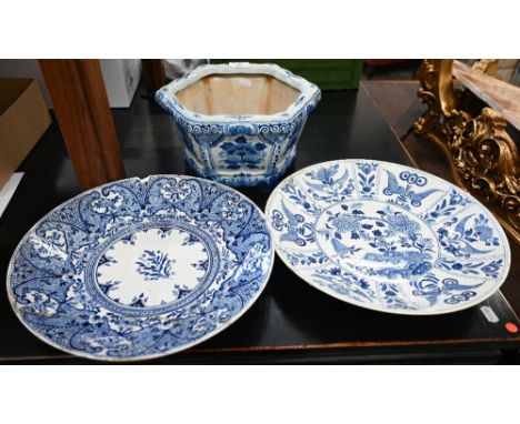 A Delft blue and white hexagonal planter, 28 cm to/w two Delft dishes (one repaired)&nbsp; 