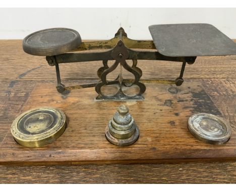 A vintage set of postal scale with weightsW:23cm x D:12.5cm x H:10cm