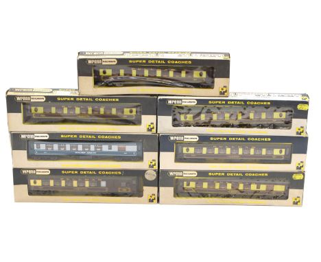 WRENN: A collection of six Wrenn Super Detail Pullman coaches plus one B.R. Golden Arrow. (7)