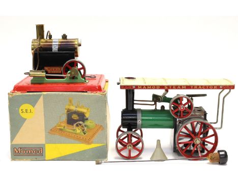 MAMOD: A boxed Mamod SE1 Stationary Steam Engine, together with an unboxed Mamod Steam Tractor TE1a. (2)