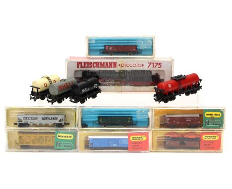 N GAUGE: A collection of assorted boxed and unboxed N gauge to include: Fleischmann Piccolo 7175 locomotive along with seven 