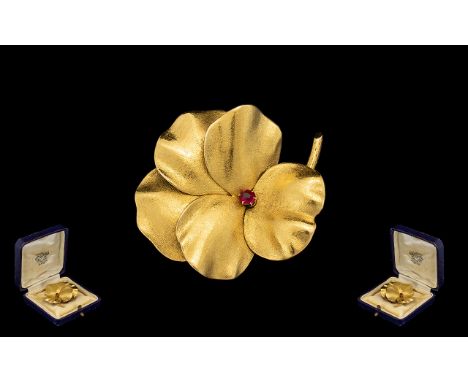 18 ct Gold - Naturalistic Design Flowerhead Brooch - set with a Ruby to centre of brooch. A well constructed piece of jewelle