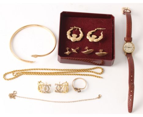 A collection of hallmarked 9ct yellow gold jewellery, to include a snake design bangle, a rope chain (A/F), a pair of Claddag