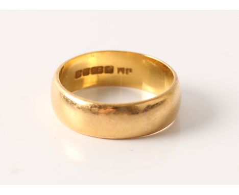 A hallmarked 22ct yellow gold wedding band, ring size N1/2.