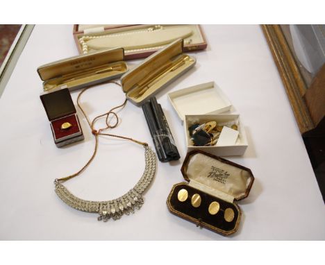 A collection of jewellery to include: a 22ct gold ring, a pair of 9ct gold cuff-links, three other pairs of cuff-links, a Yar