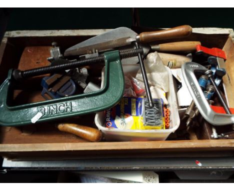 A quantity of hand tools and similar.