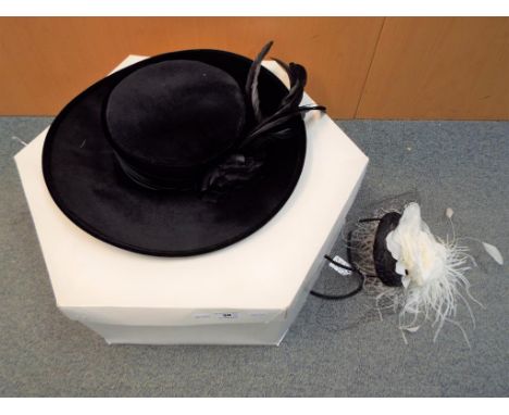 Designer Clothing - Peter Bettley - very good quality Peter Bettley occasional hat with sash, flower and feathers, contained 