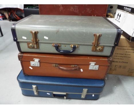 Three vintage suitcases. (3)