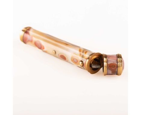 AN 18TH CENTURY AGATE NEEDLE CASE shaped tubular form, with push button opening, mounted with reeded yellow metal bands. 9cm 