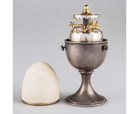 AN ELIZABETH II SILVER NOVELTY EGG TIMER by Anthony Gordon Elson, London 1980, realistically modelled as a silver egg cup and