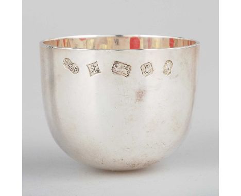 AN ELIZABETH II SILVER TUMBLER CUP by Deakin &amp; Francis Ltd, Birmingham 1977, with Jubilee mark, of plain circular form. 6