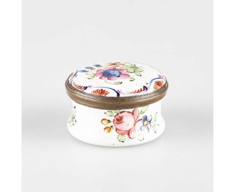 AN ENGLISH ENAMEL PATCH BOX, LATE 18TH CENTURY circular, the detachable lid decorated with floral sprays, with internal mirro