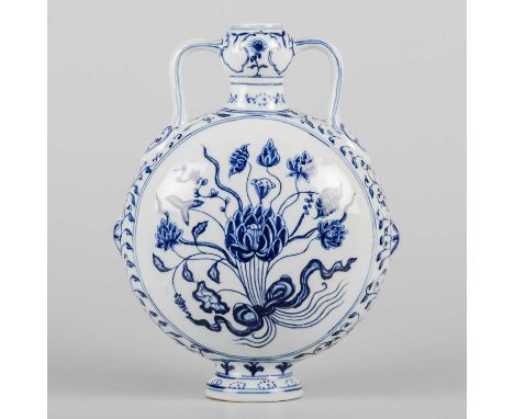 A CHINESE BLUE AND WHITE PILGRIM FLASK with twin handles, the body painted in blue recto-verso with a bouquet of flowers, on 