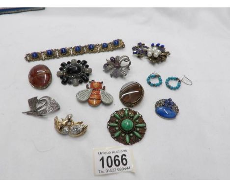 A quantity of vintage jewellery (11 items).
