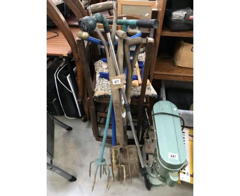 A quantity of garden tools
