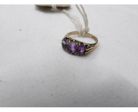 An amethyst set 3 stone ring dated London 1990 in 9ct gold, hall marked. size J half.