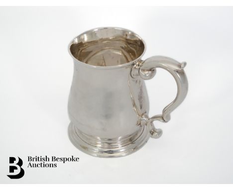 George II silver tankard, London hallmark dated 1737, mm Robert Lucas, approx. 300 gms. The tankard of simple baluster form w