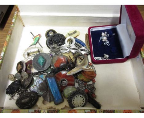 Quantity of various 19th and 20th Century jewellery to include: lava cameo portrait bar brooch, a gold pique brooch and silve