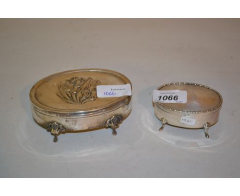 Small oval silver trinket box with hinged engine turned lid on four shaped feet, Birmingham 1921 together with a similar smal