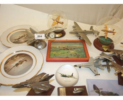 TRAY OF ASSORTED MODEL AIRCRAFT AND AIRCRAFT MEMORABILIA