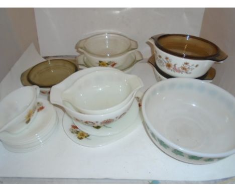 COLLECTION OF VINTAGE PYREX TABLE WARE TO INCLUDE LIDDED SERVING DISHES, MIXING BOWL ETC