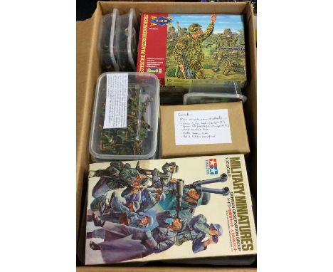 MISCELLANEOUS PLASTIC TOY SOLDIERS AND OTHER MILITARY FIGURES: Fifteen separately categorised boxes of various numbers of pla