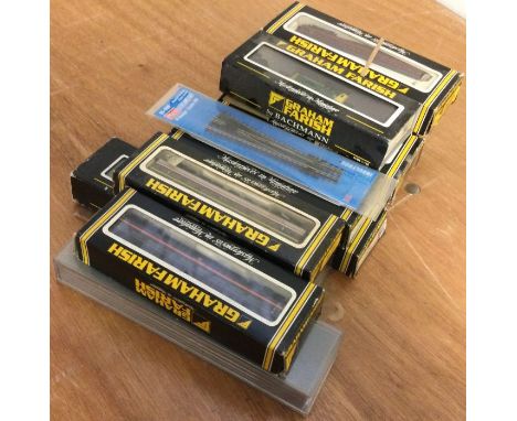 GRAHAM FARISH: A selection of rolling stock and engines. Est. £20 - £30.