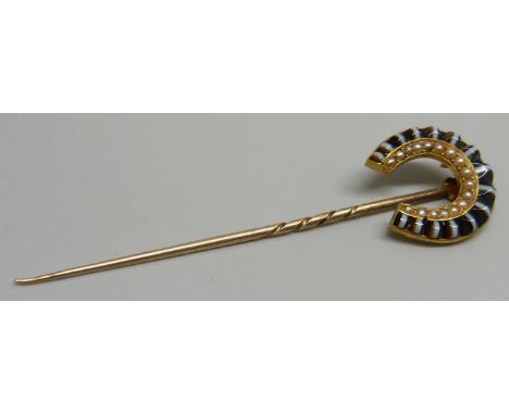 A yellow metal banded agate and pearl stick pin, 5.4g 